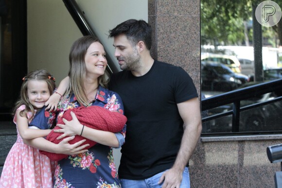 Fernanda Rodrigues deixa maternidade no Rio com o filho Bento no colo, na manhã deste sábado, 13 de fevereiro de 2016