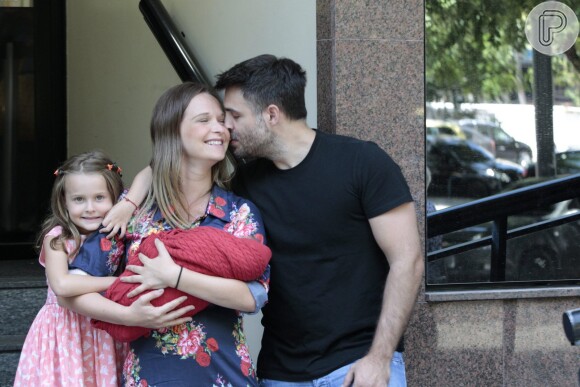 Fernanda Rodrigues deixa maternidade no Rio com o filho Bento no colo, na manhã deste sábado, 13 de fevereiro de 2016