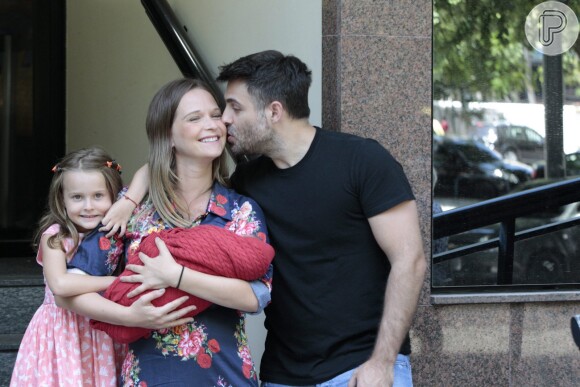 Fernanda Rodrigues deixa maternidade no Rio com o filho Bento no colo, na manhã deste sábado, 13 de fevereiro de 2016