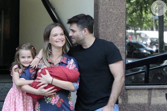 Fernanda Rodrigues deixa maternidade no Rio com o filho Bento no colo, na manhã deste sábado, 13 de fevereiro de 2016