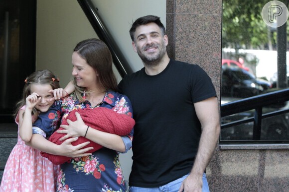 Fernanda Rodrigues deixa maternidade no Rio com o filho Bento no colo, na manhã deste sábado, 13 de fevereiro de 2016