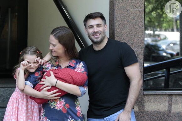 Fernanda Rodrigues deixa maternidade no Rio com o filho Bento no colo, na manhã deste sábado, 13 de fevereiro de 2016