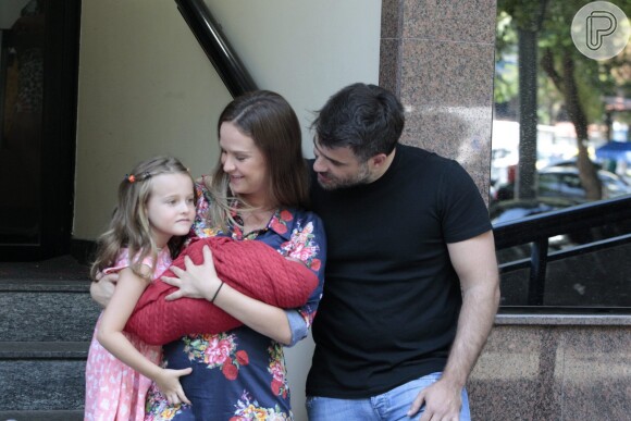 Fernanda Rodrigues deixa maternidade no Rio com o filho Bento no colo, na manhã deste sábado, 13 de fevereiro de 2016