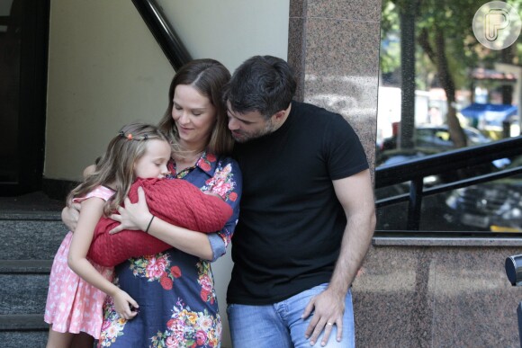 Fernanda Rodrigues deixa maternidade no Rio com o filho Bento no colo, na manhã deste sábado, 13 de fevereiro de 2016