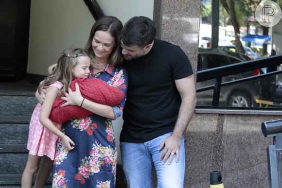 Fernanda Rodrigues deixa maternidade no Rio com o filho Bento no colo, na manhã deste sábado, 13 de fevereiro de 2016