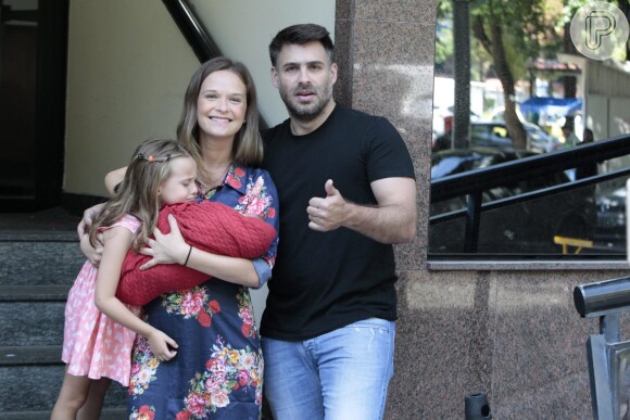 Fernanda Rodrigues deixa maternidade no Rio com o filho Bento no colo, na manhã deste sábado, 13 de fevereiro de 2016