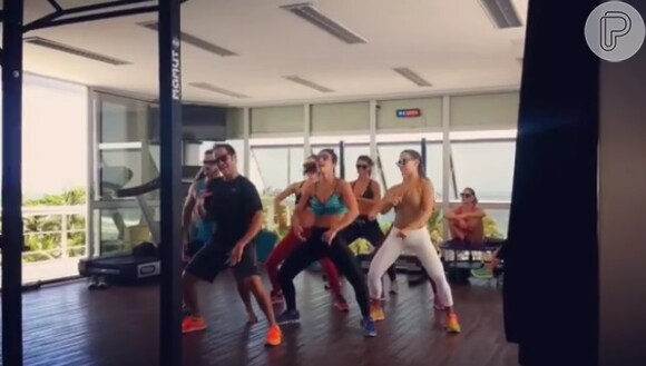 Juliana Paes participa de aula de dança em academia no Rio