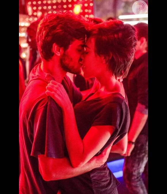 Jonatas (Felipe Simas) dá beijaço em Leila (Carla Salle) numa boate, em cena da novela 'Totalmente Demais', em 15 de fevereiro de 2016