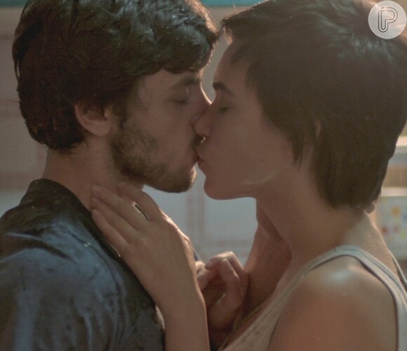 Jonatas (Felipe Simas) beija Leila (Carla Salle) e os dois assumem que estão juntos, na novela 'Totalmente Demais'
