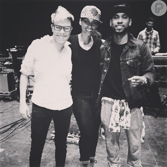 Maria Gadú postou uma foto no Instagram após a apresentação que fez com a cantora pela primeira vez, em meio deste ano