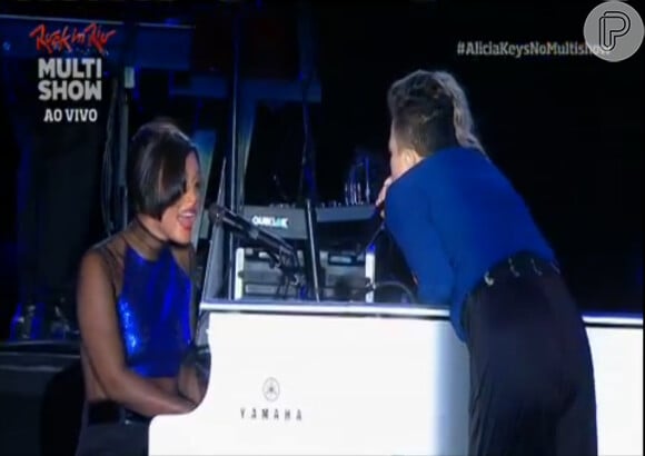 Alicia Keys e Maria Gadú cantaram 'Fallin'. Após a participação, Gadú falou sobre a estrela internacional: 'Ela é um doce'