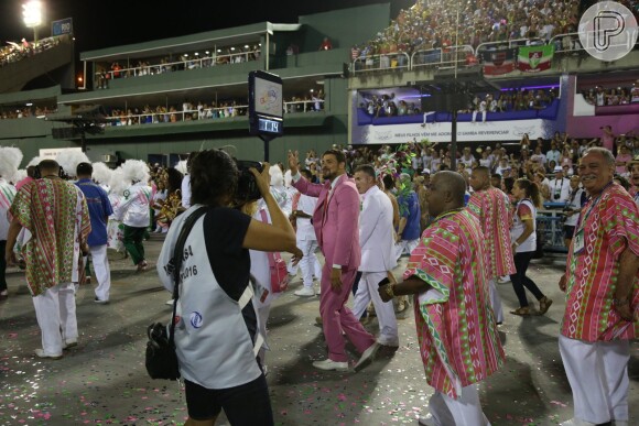 Cauã Reymond desfilou pela Mangueira no Carnaval e se divertiu com integrantes da agremiação