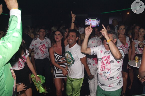 Zezé Di Camargo e Graciele Lacerda dançam em camarote após desfile da Imperatriz, na madrugada deste domingo, 14 de fevereiro de 2016