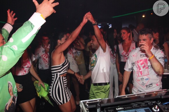 Zezé Di Camargo e Graciele Lacerda dançam em camarote após desfile da Imperatriz, na madrugada deste domingo, 14 de fevereiro de 2016