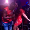 Fernanda Souza sobe no palco do show de Thiaguinho e dança com o marido, neste sábado, 13 de fevereiro de 2016