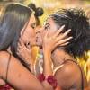 Letícia Lima e Anna Lima trocaram selinho após a Alisson da novela 'A Regra do Jogo' beijar Ana Carolina