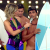 Os convidados do 'Amor & Sexo' entraram pelados no palco da atração e conversaram com a apresentadora Fernanda Lima