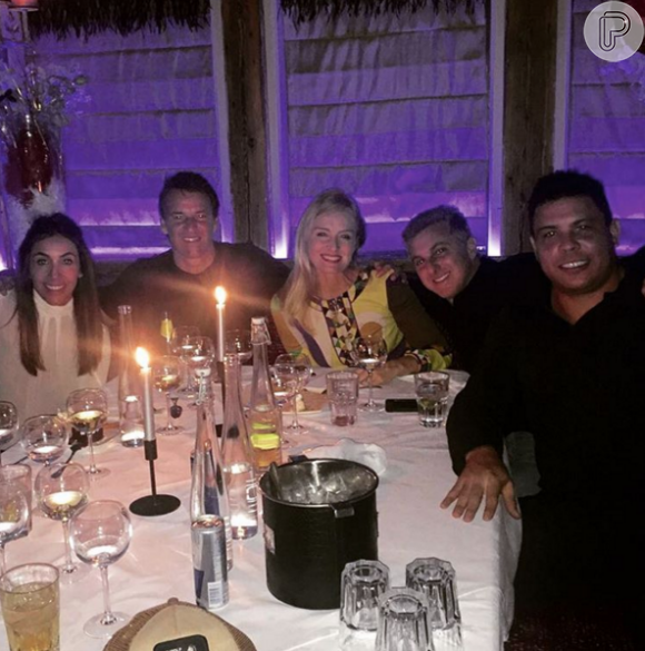 O casal aproveitou para curtir a companhia um do outro em jantar ao lado de amigos, incluindo o ex-jogador Ronaldo