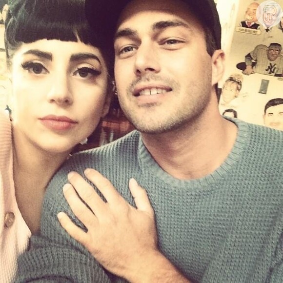 Lady Gaga foi defendida pelo noivo, Taylor Kinney. 'Não ia deixar ninguém tirar sarro de sua futura esposa, mesmo sendo ele um ator do escalão A', disse fonte se referindo a Taylor