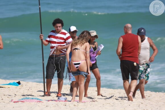 Juliana Paiva gravou cenas de 'Totalmente Demais' de bíquini na praia da Macumba, Zona Oeste do Rio
