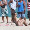 Juliana Paiva foi à praia da Macumba gravar cenas de 'Totalmente Demais' 