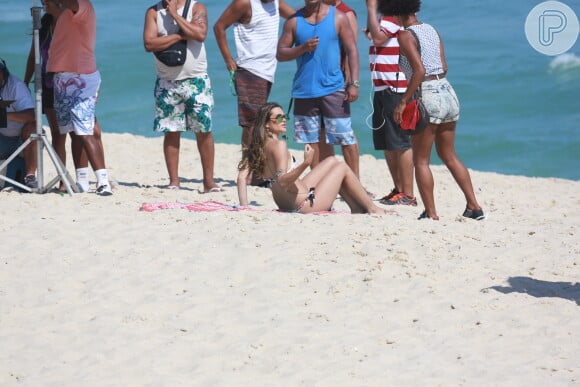 Juliana Paiva foi à praia da Macumba gravar cenas de 'Totalmente Demais' 