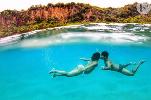 Sophie e Daniel posam debaixo d'água durante merecidas férias em Noronha