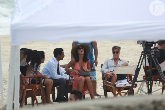 Juliana Paes e Fábio Assunção se divertem enquanto aguardam as gravações de 'Totalmente Demais' na praia da Macumba