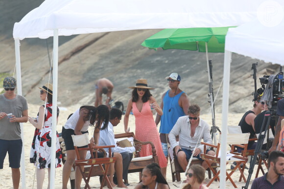 Juliana Paes usou um vestido decotado durante as gravações na praia