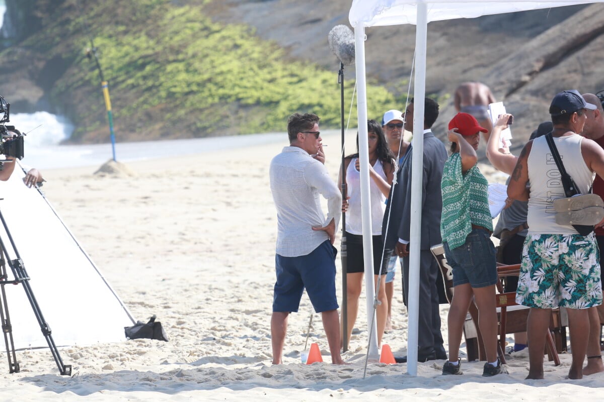 Foto: Fábio Assunção aguarda as gravações fumando durante externa na Praia  da Macumba, no Rio - Purepeople