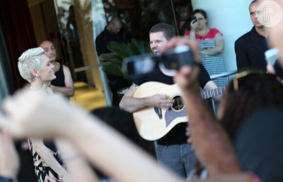 Jessie J chegou a fazer um show esclusivo para os fãs na porta do hotel em que está hospedada no Rio