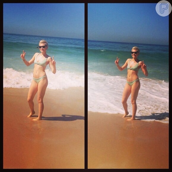 Jessie J posa de biquíni em dia de descanso na praia