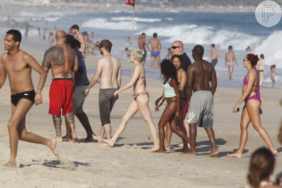 Jessie J curtiu a praia do Leblon nesta segunda-feira acompanhada de parte da sua equipe
