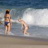 Jessie J correu do mar ao uma onda quebrar perto da areia e achou graça da situação