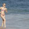 Jessie J curtiu exibiu a pele branca e o corpo magro nas areias da praia do Leblon nesta segunda-feira, em 16 de agosto de 2013