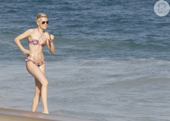 Jessie J curtiu exibiu a pele branca e o corpo magro nas areias da praia do Leblon nesta segunda-feira, em 16 de agosto de 2013