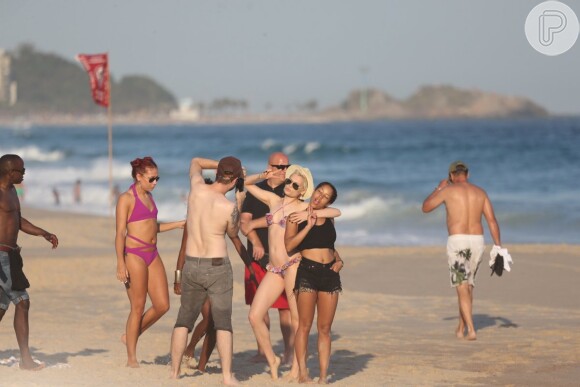 Jessie J se divertiu com sua equipe na praia do Leblon