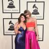 Taylor Swift posa ao lado de Selena Gomez durante a cerimônia do Grammy, considerado o Oscar da música