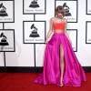 Taylor Swift escolheu um top e saia do Ateliê Versace para a cerimônia do Grammy, nesta segunda-feira (15)