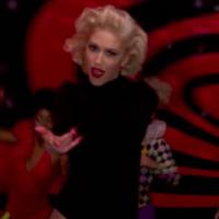 Gwen Stefani leva tombo de patins ao gravar clipe ao vivo no Grammy. Veja vídeo!