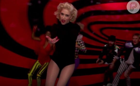 Gwen Stefani levou um tombo ao estrelar clipe no intervalo do Grammy, na noite desta segunda-feira, 15 de fevereiro de 2016