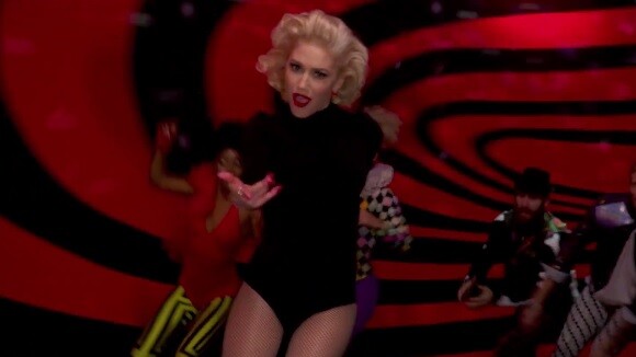 Gwen Stefani leva tombo de patins ao gravar clipe ao vivo no Grammy. Veja vídeo!