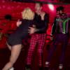 Gwen Stefani dançava de patins com um bailarino quando perdeu o equilíbrio. Clipe foi exibido ao vivo no intervalo do Grammy