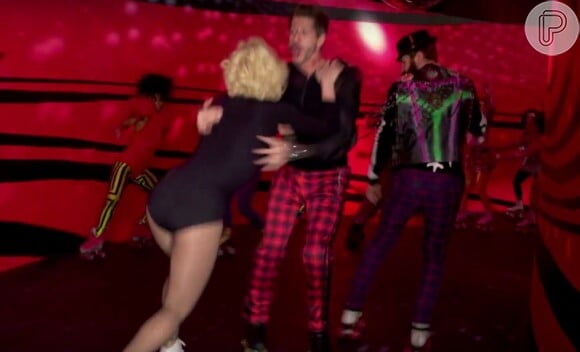 Gwen Stefani dançava de patins com um bailarino quando perdeu o equilíbrio. Clipe foi exibido ao vivo no intervalo do Grammy