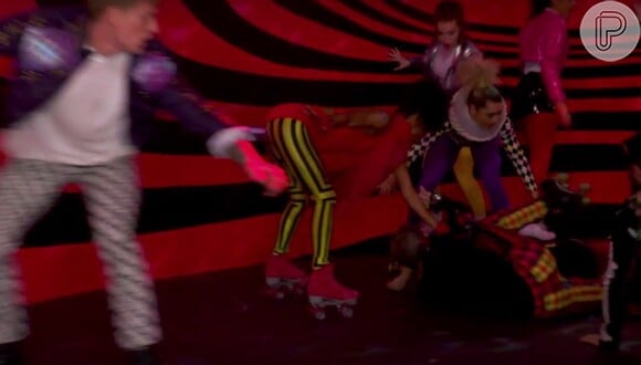 Gwen Stefani foi socorrida pelos demais bailarinos