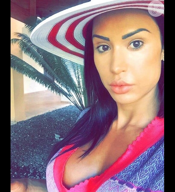De férias em Punta Cana, Gracyanne tirou uma selfie e compartilhou com os seus seguidores no Instagram