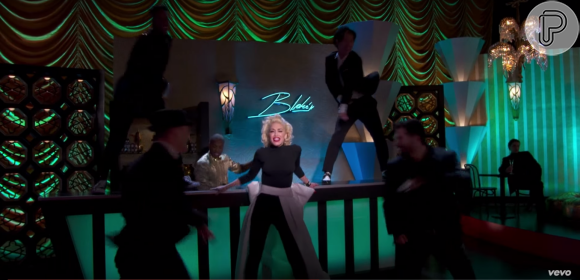 Outro detalhe que chama a atenção no clipe de 'Make Me Like You' é o nome do namorado de Gwen Stefani, Blake Shelton, no letreiro luminoso em um bar