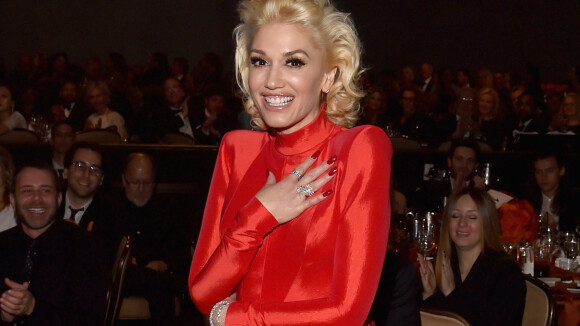 Tombo de Gwen Stefani no Grammy foi proposital e feito por dublê. Confira vídeo!