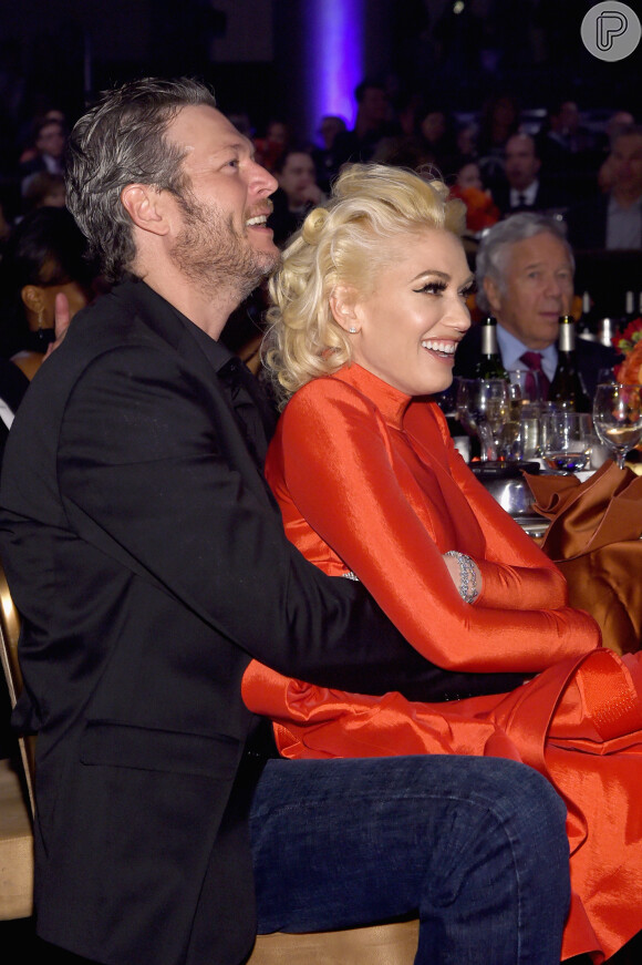 Gwen Stefani esteve no pré-Grammy com o namorado, Blake Shelton, no domingo, 14 de fevereiro de 2016