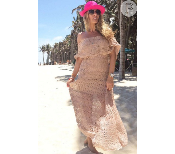 Adriane Galisteu escolheu o vestido de rosa clarinho
